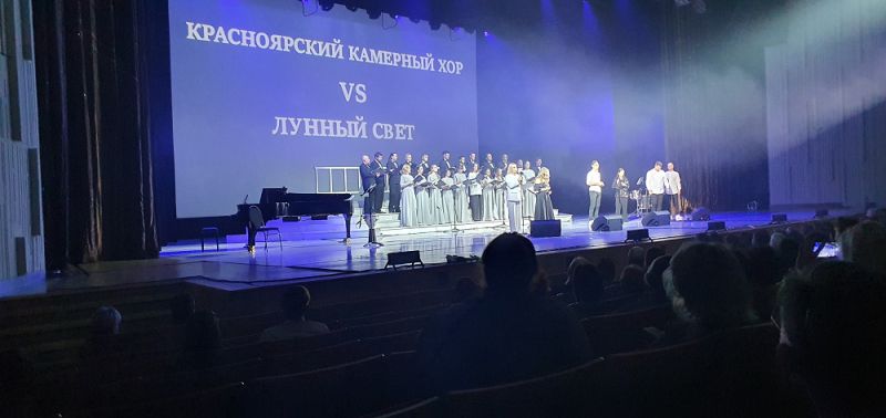 В октябре 2022 года группа жителей из нашего интерната посетила творческий концерт Красноярского камерного хора 