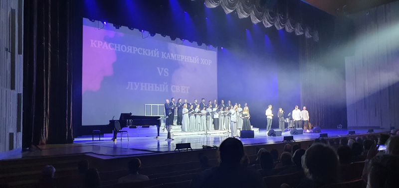 В октябре 2022 года группа жителей из нашего интерната посетила творческий концерт Красноярского камерного хора 