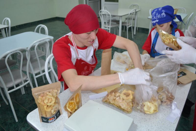 В Красноярске люди с ментальными нарушениями готовят экоснеки