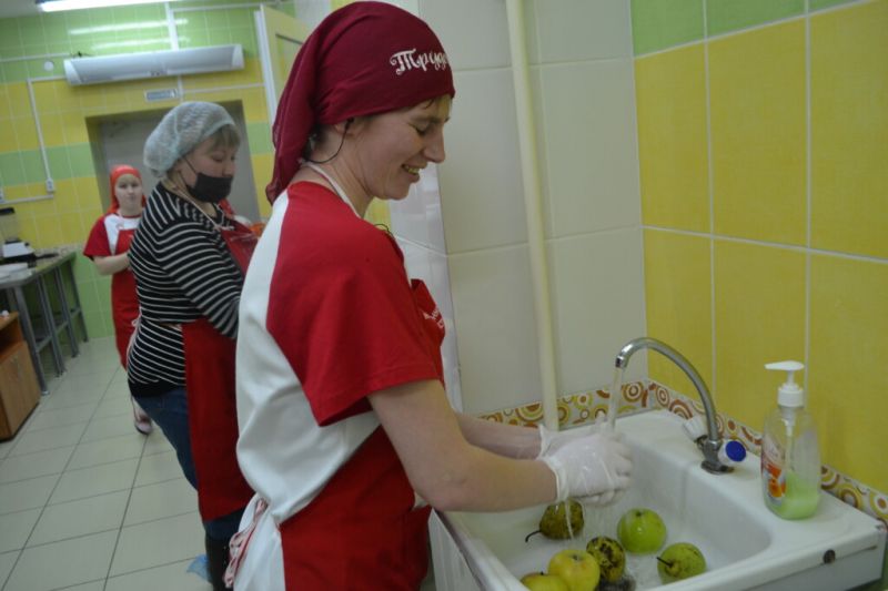 В Красноярске люди с ментальными нарушениями готовят экоснеки